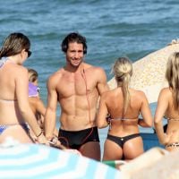 Flávio Canto mostra boa forma na praia rodeado de mulheres no Rio
