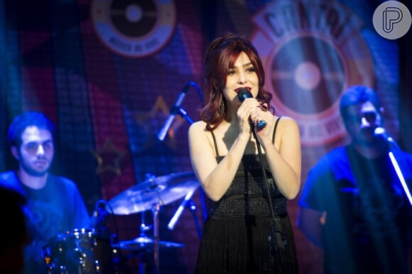 Verônica (Leticia Sabatella) se apresenta no Cantaí como Palmira Valente e é aplaudida, em 'Sangue Bom', em 27 de maio de 2013
