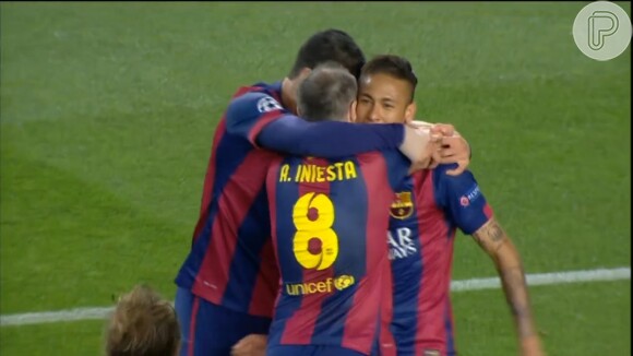 Após o gol, Neymar comemora com seus amigos do Barcelona