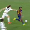 David Luiz, do PSG, bem que tentou segurar Neymar, mas o atacante do Barcelona conseguiu passar pelo zagueiro do clube francês