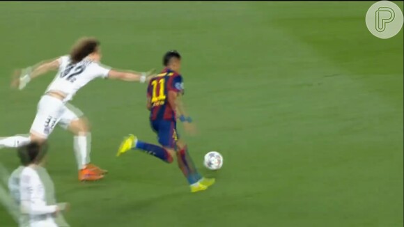 David Luiz, do PSG, bem que tentou segurar Neymar, mas o atacante do Barcelona conseguiu passar pelo zagueiro do clube francês