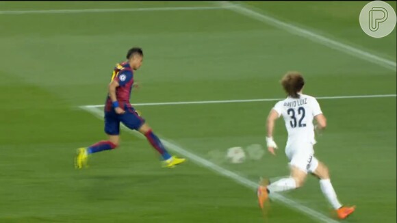 Neymar conseguiu passar por David Luiz e deixou seu gol pelo Barcelona