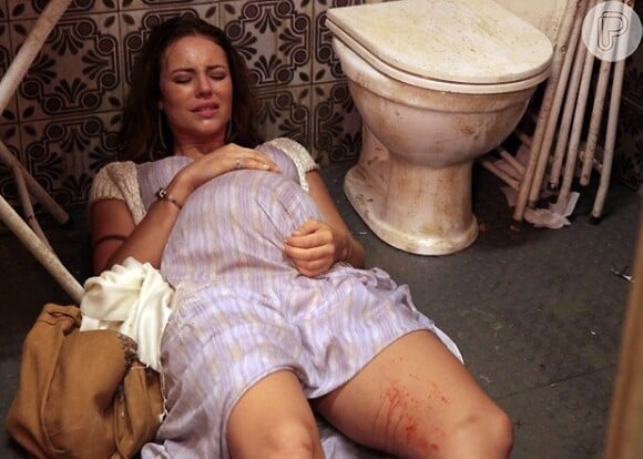 Paloma (Paolla Oliveira) entra em trabalho de parto dentro do banheiro de um bar, no primeiro capítulo de 'Amor à Vida'