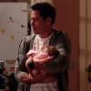 Bruno (Malvino Salvador) encontra o bebê de Paloma (Paolla Oliveira) no lixo e decide criar a menina como sua filha, no primeiro capítulo de 'Amor à Vida'