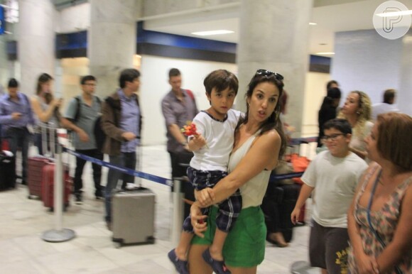 Depois de passar o Dia das Mães no Rio de Janeiro, Ivete Sangalo embarcou com o filho Marcelo, de 3 anos, de volta para Salvador