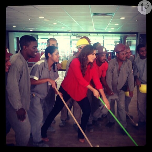 Ivete Sangalo postou uma foto divertida com os operários que estão trabalhando na reforma da Arena Fonte Nova