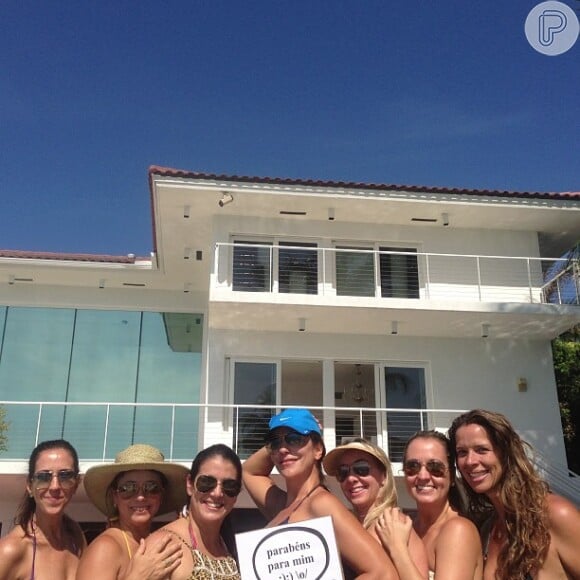 O mês de maio tem sido de comemorações para Ivete Sangalo. Em uma foto divertida ao lado das amigas, a baiana estava segurando uma placa escrito 'parabens para mim!'