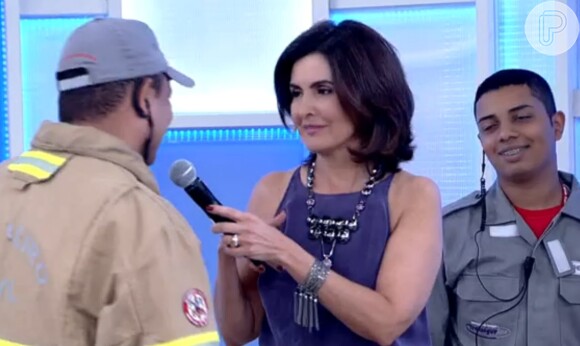 Fátima Bernardes entrevistou bombeiro durante o 'Encontro', após lâmpada do estúdio estourar: 'Não preciso ligar para o telemarketing?'