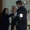 Robert Downey Jr. retira o microfone e interrompe a conversa com o jornalista britânico Guru