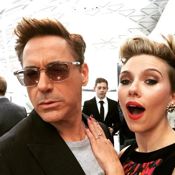 Robert Downey Jr. posa com Scarlett Johansson em foto no Instagram
