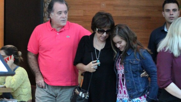 Tony Ramos curte o domingo com a mulher e a neta em shopping do Rio