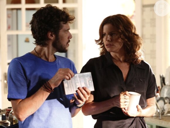 Pedro (Jayme Matarazzo) vai ao hospital e acaba ouvindo Lígia (Débora Bloch) se declarar para Miguel (Domingos Montagner), em 'Sete Vidas'