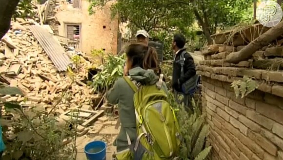 Carol Barcellos cobre o terremoto no Nepal para o programa 'Planeta Extremo', na Globo e se apavora ao ver destruição