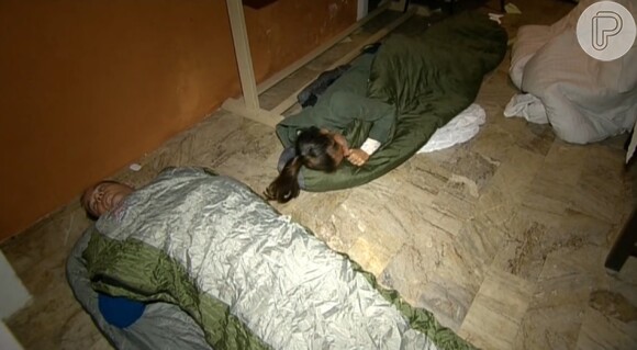Carol Barcellos e o colega Clayton Conservani estão dormindo no saguão do hotel do Nepl e comenta última noite em Katmandu: 'Dormimos pouco'