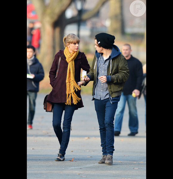 Taylor Swift e Harry Styles conversam em tarde de passeio