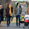 Taylor Swift e Harry Styles caminham juntinhos pelo Central Park, em Nova York, em dezembro de 2012