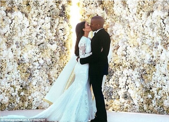 Kim Kardashian usou um mimo exclusivo da grife Givenchy no dia de seu casamento com Kanye West, em 25 de maio de 2014. O diretor criativo da marca, Riccardo Tisci, confeccionou um vestido de noiva rendado com leve transparência. Nos cabelos, a socialite prendeu um véu em seda