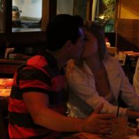 Bárbara Evans beija o namorado, Leonardo Conrado, ex da atriz Nívea Stelmann