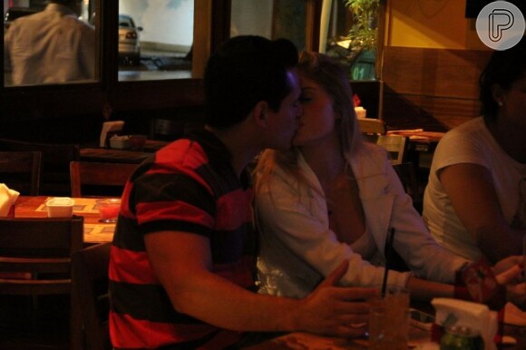 Bárbara Evans é flagrada aos beijos com o namorado, Leonardo Conrado, em restaurante de Ipanema, RJ, em 22 de maio de 2013