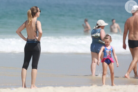 Fernanda Rodrigues levou a filha, Luisa, de 5 anos, para uma tarde de praia no Rio