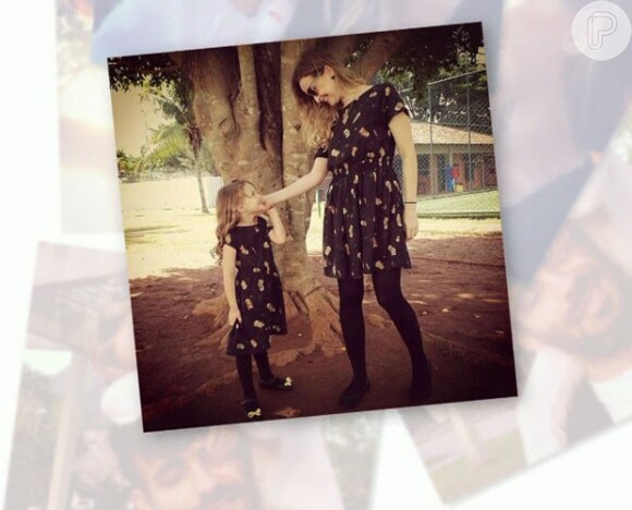 Fernanda Rodrigues mostra foto com a filha, Luisa, de 5 anos. Mãe e filha posam com roupas iguais