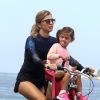Grazi Massafera curte passeio de bicicleta com a filha, Sofia, em orla do Rio, nesta sexta-feira, 1º de maio de 2015