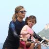 Grazi Massafera curte passeio de bicicleta com a filha, Sofia, em orla do Rio, nesta sexta-feira, 1º de maio de 2015