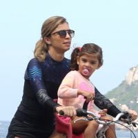Grazi Massafera curte passeio de bicicleta com a filha, Sofia, em orla do Rio