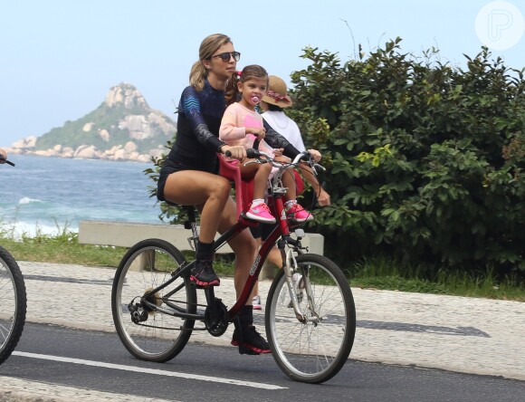 Grazi Massafera curte passeio de bicicleta com a filha, Sofia, em orla do Rio, nesta sexta-feira, 1º de maio de 2015