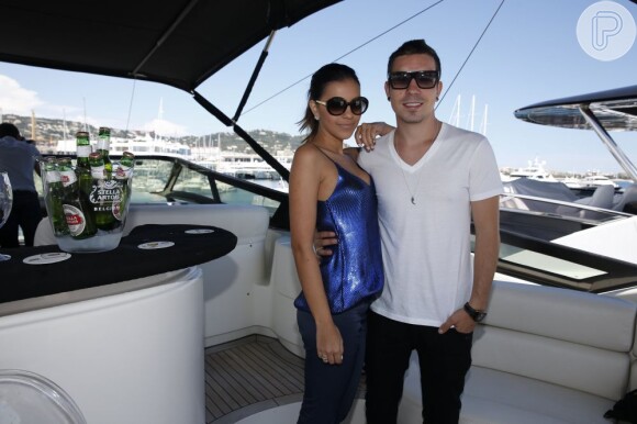 Mariana Rios e Di Ferrero posam durante uma festa em um iate em Cannes