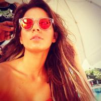 Bruna Marquezine posa com mechas loiras na Bahia: 'Modelando'