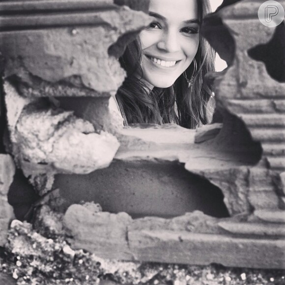 Bruna Marquezine posa em meios aos tijolos no Morro do Alemão, no último dia de gravação de 'Salve Jorge'