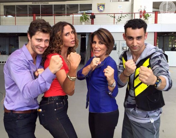 Gloria Pires faz pose de briga em momento de descontração ao lado de Camila Pitanga, André Bankoff e Paulo Verlings nos bastidores de gravação da novela 'Babilônia'