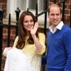 Kate Middleton e o Príncipe William apresentam sua filha, Charllote Elizabeth Diana