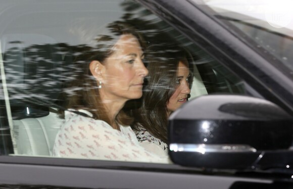 Mãe e irmã de Kate Middleton chegam para visitar a nova princesa