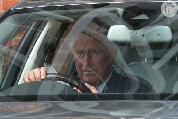 Príncipe Charles chega para visistar a nova neta