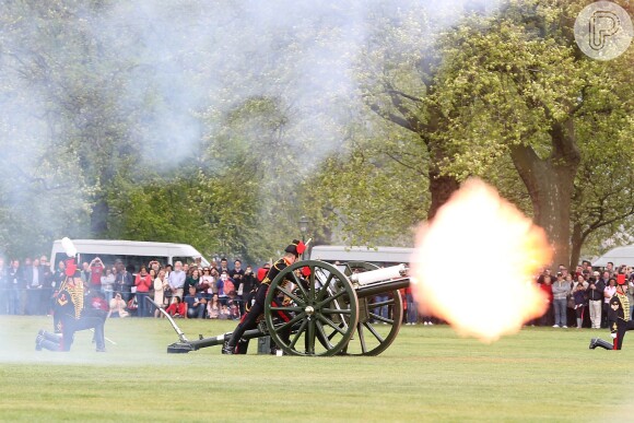 Cerimônia realizada em Londres fez disparos de canhão em homenagem ao nasimento da filha de Kate Middleton e príncipe William