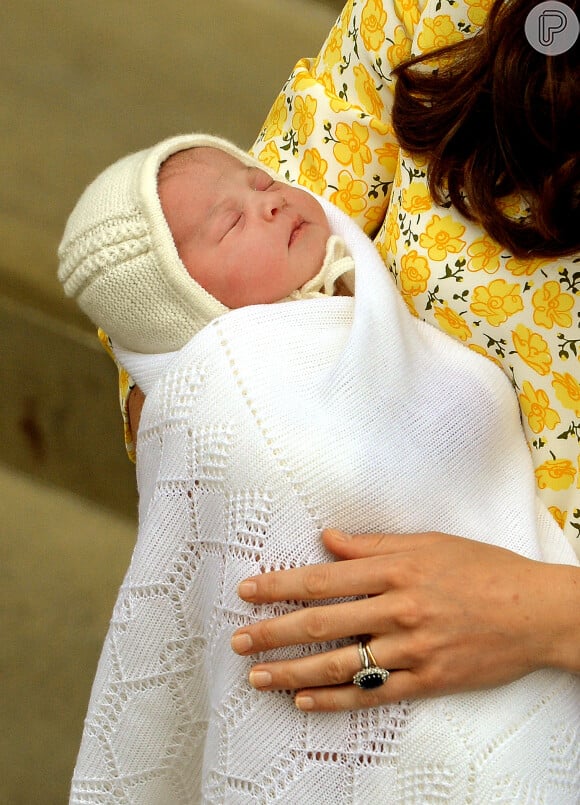 O xale que cobriu a princesa Charlotte, filha de Kate Middleton, é de lã pura