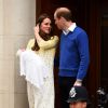 O xale usado por Charlotte, filha de Kate Middleton e príncipe William, é da grife G H Hurt & Son Ltd