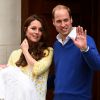 O xale escolhido por Kate Middleton para cobrir a filha custa 313 reais