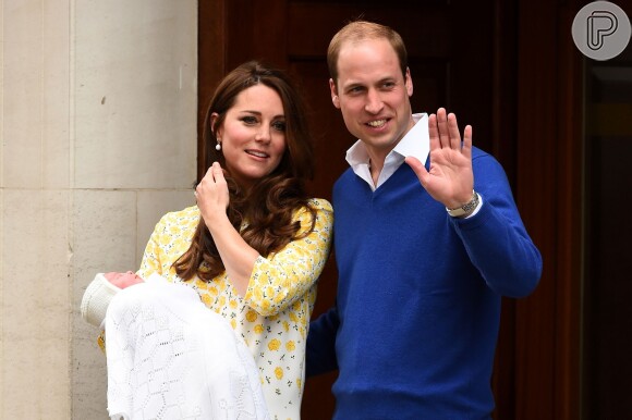 O xale escolhido por Kate Middleton para cobrir a filha custa 313 reais