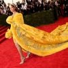 Rihanna virou motivo de piadas na internet ao escolher um vestido com uma cauda enorme cheia de bordados em ouro, feito pela estilista chinesa Guo Pei