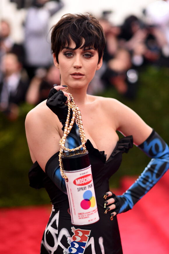 Katy Perry combinou o look com uma bolsa ousada em formato de um spray de tinta