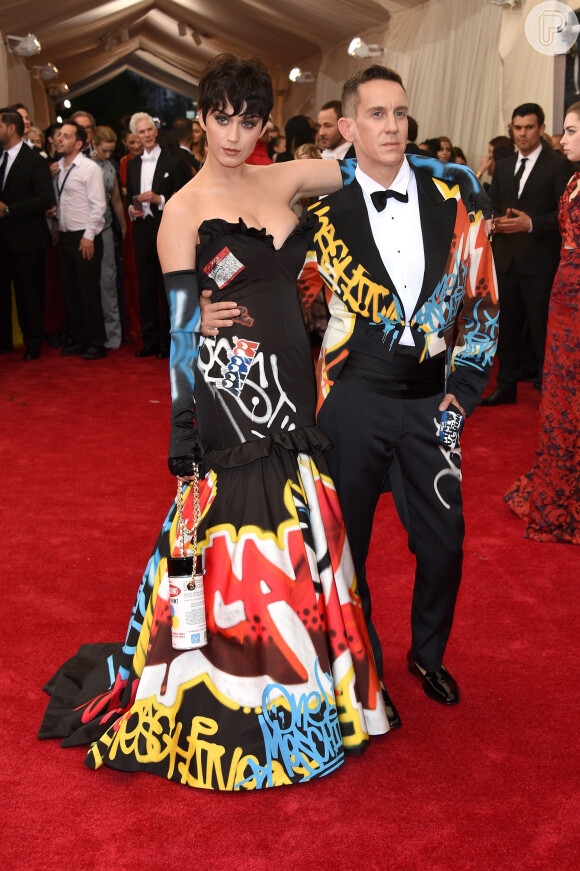Katy Perry foi ao Met Gala acompanhada do amigo e estilista Jeremy Scott, que escolheu a mesma estampa da cantora