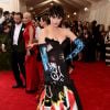 Katy Perry apostou em um modelito da grife Moschino com estampa que fazia referência à diversas pichações