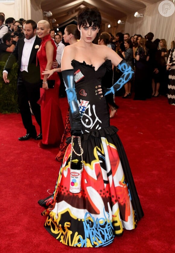 Katy Perry apostou em um modelito da grife Moschino com estampa que fazia referência à diversas pichações