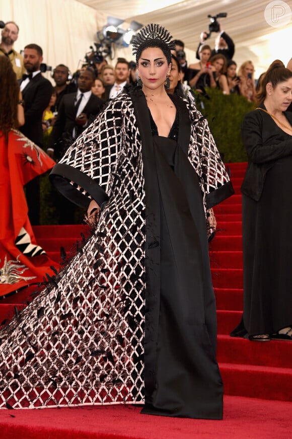 Pela primeira vez no Met Gala, Lady Gaga escolheu um vestido estilo kimono bem volumoso, enfeitado com 14.000 penas e lantejoulas
