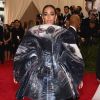 Solange Knowles, irmã de Beyoncé, causou polêmica ao escolher um vestido da grife Giles que mais parecia uma concha gigante