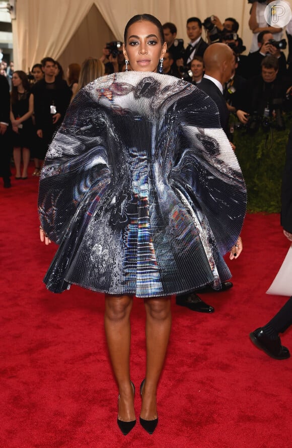 Solange Knowles, irmã de Beyoncé, causou polêmica ao escolher um vestido da grife Giles que mais parecia uma concha gigante