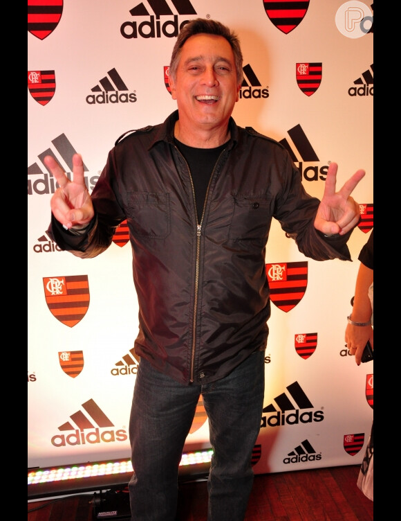 Eduardo Galvão sorri para as fotos em evento de lançamento do novo uniforme do Flamengo